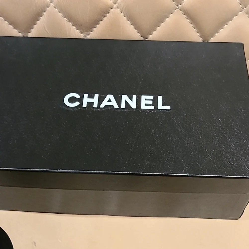 CHANEL black suede pumps with chrome and patent leather details. Size 40 - Picture 14 of 16